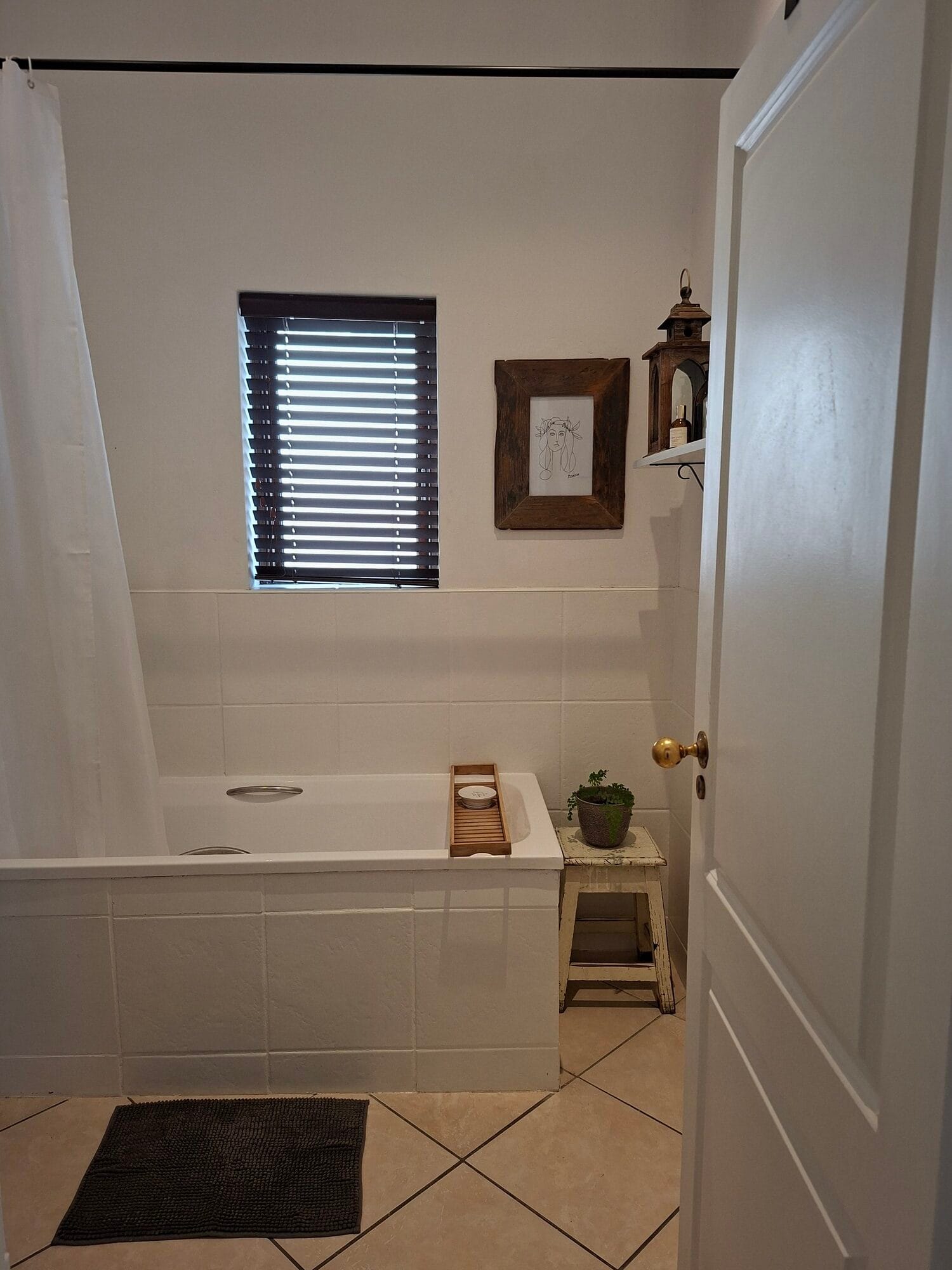 Guest bathroom with shower of the home Songbird in Yzerfontein