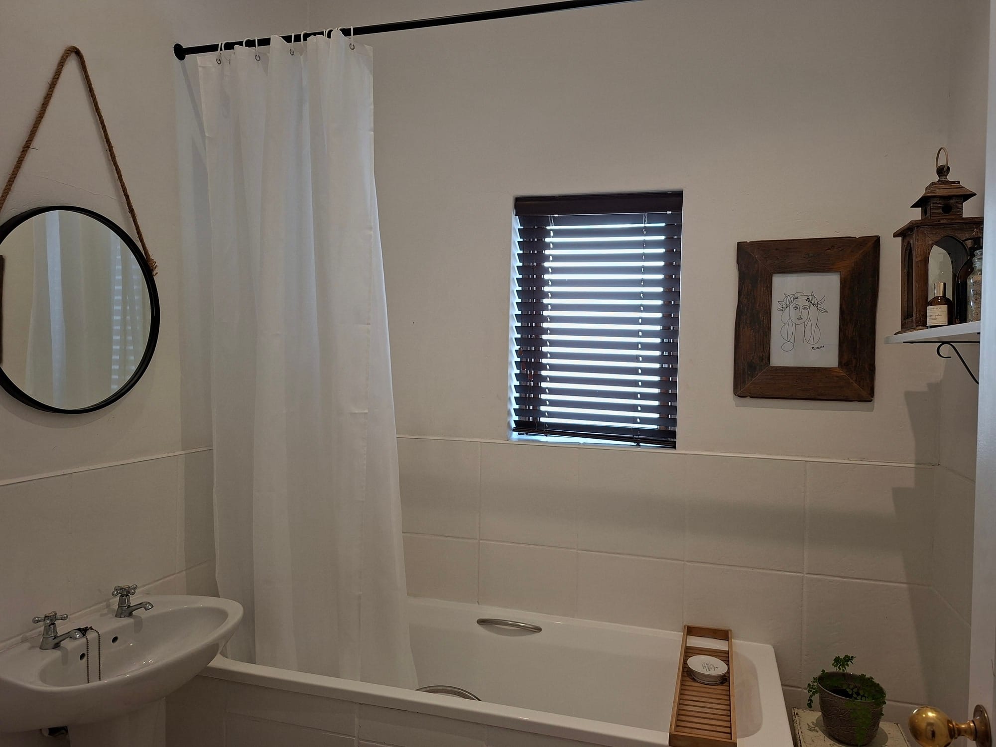 Guest bathroom with shower of the home Songbird in Yzerfontein