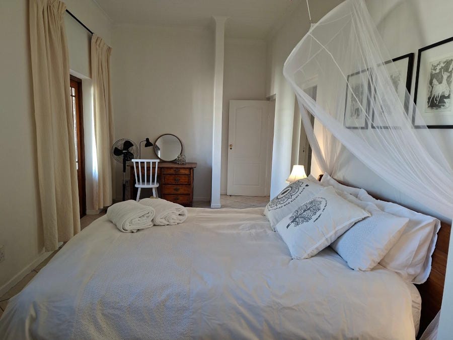 Queen bed in main bedroom of Yzerfontein cottage